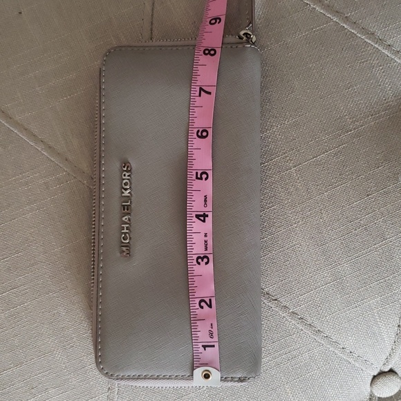 Michael Kors Gray Leather Zip Clutch Waller - Picture 9 of 10